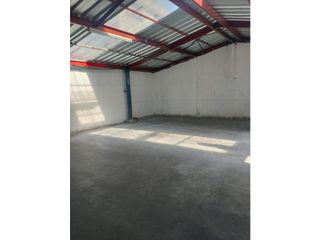 Foto 6 de La Kennedy, Galpón en  Renta, 205m2, 4 Ambientes.