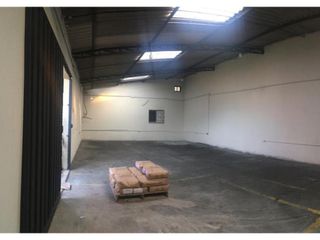 Foto 1 de Carcelén, Galpón en  Renta, 150m2, 3 Ambientes,  1 Baño.