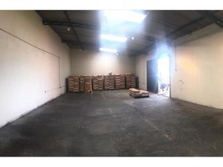 Foto 2 de Carcelén, Galpón en  Renta, 150m2, 3 Ambientes,  1 Baño.