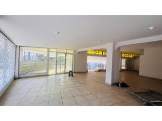 Foto 1 de Rumipamba, Casa  Comercial en  Renta, 800m2, 27 Ambientes.