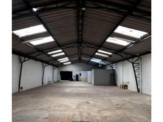 Foto 5 de Pomasqui, Galpón en  Renta, 300m2, 2 Ambientes.