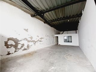 Foto 19 de Carcelén, Galpón en  Renta, 300m2, 1 Ambiente.