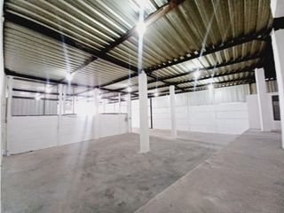 Foto 16 de Carcelén, Galpón en  Renta, 300m2, 2 Ambientes.