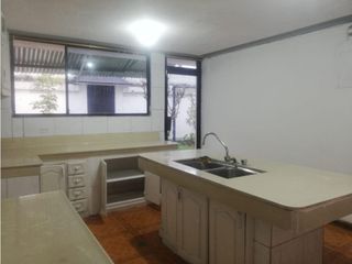 Foto 2 de Cotocollao, Casa Comercial en  Renta, 300m2, 6 Ambientes .