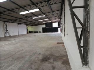 Foto 3 de Carcelén, Galpón en  Renta, 450m2, 1 Ambiente, 1 Baño.