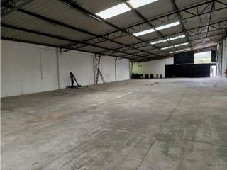 Foto 2 de Carcelén, Galpón en  Renta, 450m2, 1 Ambiente, 1 Baño.