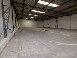 Foto 1 de Carcelén, Galpón en  Renta, 450m2, 1 Ambiente, 1 Baño.