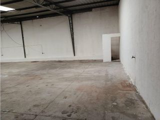 Foto 5 de Carcelén, Galpón en  Renta, 450m2, 1 Ambiente, 1 Baño.