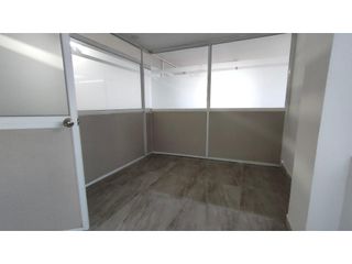 Foto 6 de Santa Lucía, Oficina en  Renta, 200m2, 6 Ambiente, 2 baños, 1 Parqueadero.