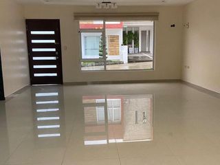 Foto 2 de HERMOSA CASA ENVENTA EN URBANIZACION, SECTOR RICAURTE