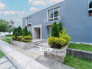 CASA EN VENTA EN ESQUINA ZONA PARQUES PRIVADOS SAN ISIDRO CERCA AL GOLF