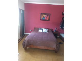 Foto 1 de chalet con depto atras