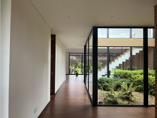 Arriendo Moderna Casa Iluminada. Conjunto Cerrado