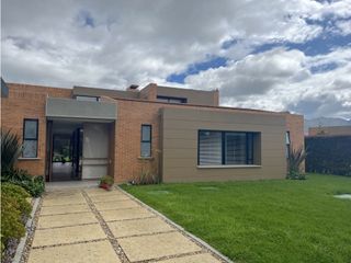 Arriendo Moderna Casa Iluminada. Conjunto Cerrado