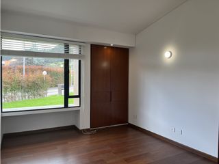 Arriendo Moderna Casa Iluminada. Conjunto Cerrado