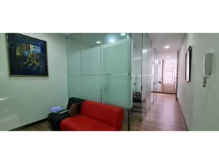 Foto 6 de VENDO OFICINA AMOBLADA 3 DIVISIONES Y LOBBY - CHICO RESERVADO