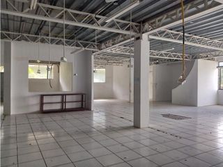 Conocoto, Galpón  en Renta, 700m2, 10 Ambientes, 3 Baños