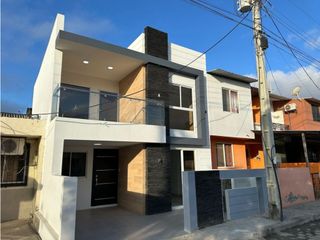 Foto 1 de CASA EN VENTA DE 3 DORMITORIOS EN CONJUNTO VILLA MARA, SUR DE MANTA