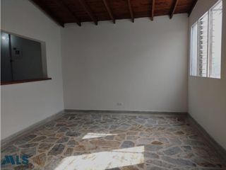 En venta casa de dos niveles en Guayabal(MLS#249287)