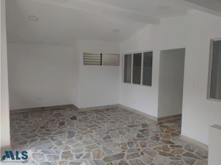 En venta casa de dos niveles en Guayabal(MLS#249287)