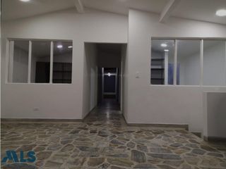 En venta casa de dos niveles en Guayabal(MLS#249287)