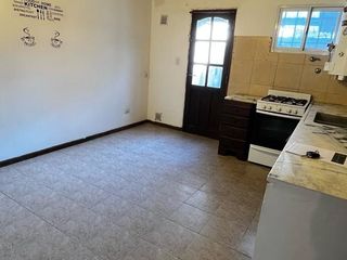 Foto 5 de Casa de 3 amb. Entrada de auto y patio. Lopez de Gomara y Carballo.