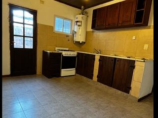 Foto 4 de Casa de 3 amb. Entrada de auto y patio. Lopez de Gomara y Carballo.