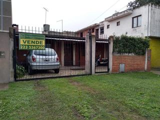 Foto 1 de Casa de 3 amb. Entrada de auto y patio. Lopez de Gomara y Carballo.