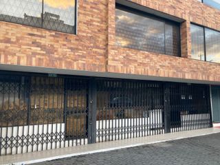 Departamento en  venta con local comercial. Av. Mariana de Jesús.