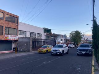 Departamento en  venta con local comercial. Av. Mariana de Jesús.