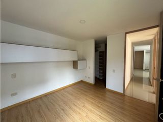 Apartamento en arriendo Loma del Indio con vista en piso alto