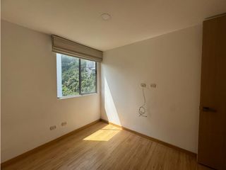 Apartamento en arriendo Loma del Indio con vista en piso alto