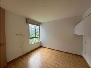 Apartamento en arriendo Loma del Indio con vista en piso alto