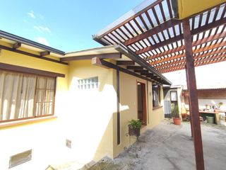 Casa en  renta de 2 habitaciones y amplio jardín con arboles frutales en La Salle, Conocoto, Quito.