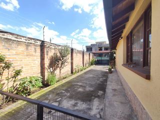 Casa en  renta de 2 habitaciones y amplio jardín con arboles frutales en La Salle, Conocoto, Quito.
