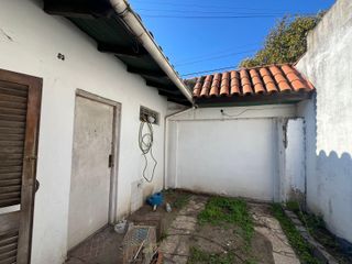 Foto 23 de Casa de tres ambientes con cochera y jardin a la venta en Quilmes