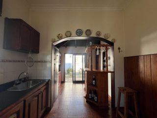 Foto 7 de Casa de tres ambientes con cochera y jardin a la venta en Quilmes