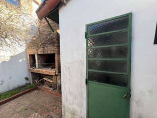 Foto 22 de Casa de tres ambientes con cochera y jardin a la venta en Quilmes