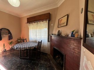 Foto 6 de Casa de tres ambientes con cochera y jardin a la venta en Quilmes