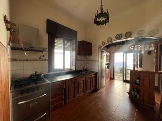 Foto 8 de Casa de tres ambientes con cochera y jardin a la venta en Quilmes
