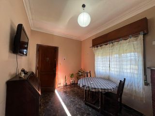 Foto 9 de Casa de tres ambientes con cochera y jardin a la venta en Quilmes
