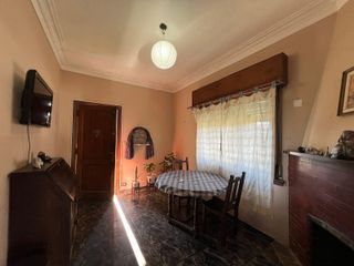 Foto 5 de Casa de tres ambientes con cochera y jardin a la venta en Quilmes