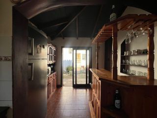 Foto 11 de Casa de tres ambientes con cochera y jardin a la venta en Quilmes