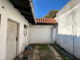 Foto 21 de Casa de tres ambientes con cochera y jardin a la venta en Quilmes
