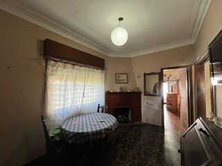Foto 4 de Casa de tres ambientes con cochera y jardin a la venta en Quilmes