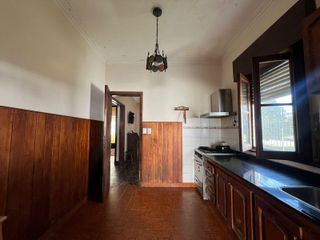 Foto 10 de Casa de tres ambientes con cochera y jardin a la venta en Quilmes