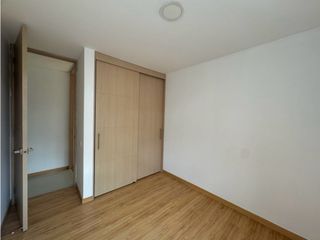 Apartamento en arriendo Loma del Indio con vista en piso alto