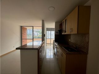 Apartamento en arriendo Loma del Indio con vista en piso alto