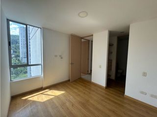 Apartamento en arriendo Loma del Indio con vista en piso alto