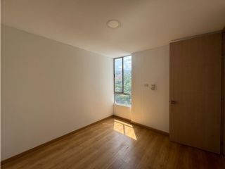 Apartamento en arriendo Loma del Indio con vista en piso alto